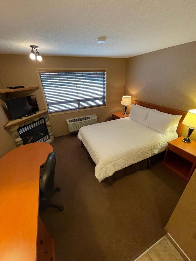 Elkwater Lake Lodge And Resort Экстерьер фото