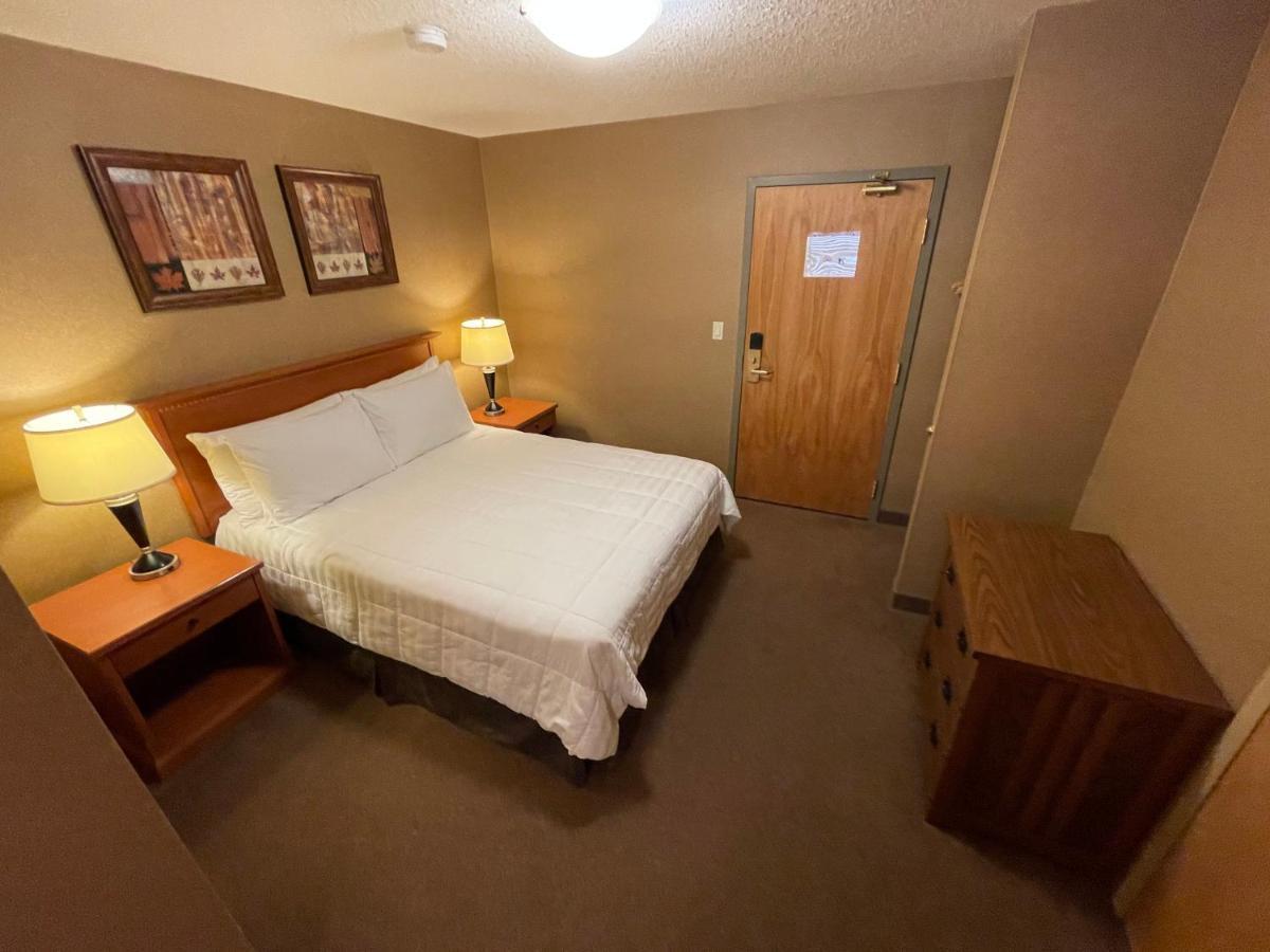 Elkwater Lake Lodge And Resort Экстерьер фото