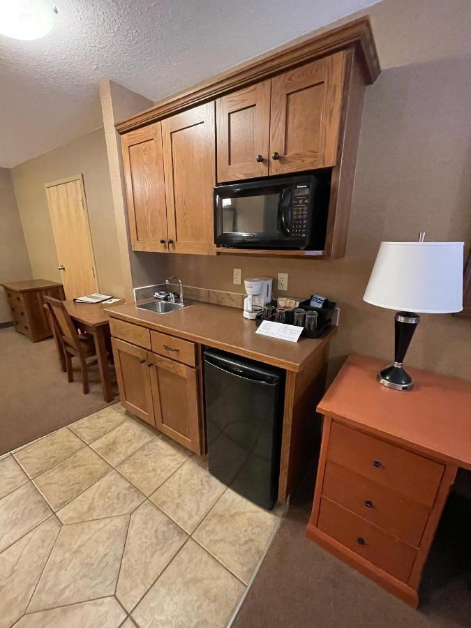 Elkwater Lake Lodge And Resort Экстерьер фото