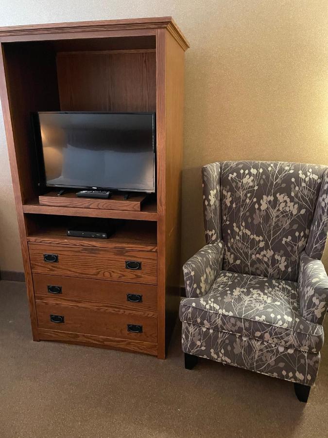 Elkwater Lake Lodge And Resort Экстерьер фото