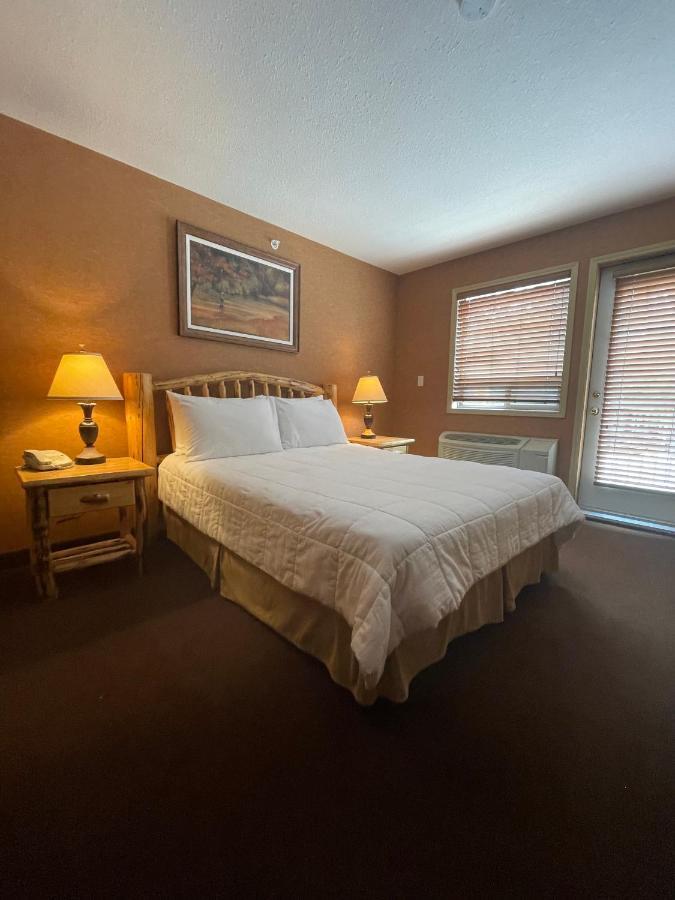 Elkwater Lake Lodge And Resort Экстерьер фото