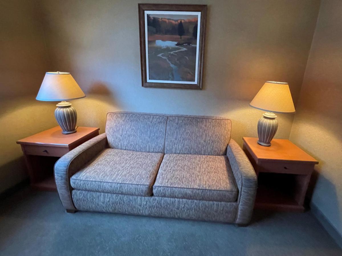 Elkwater Lake Lodge And Resort Экстерьер фото