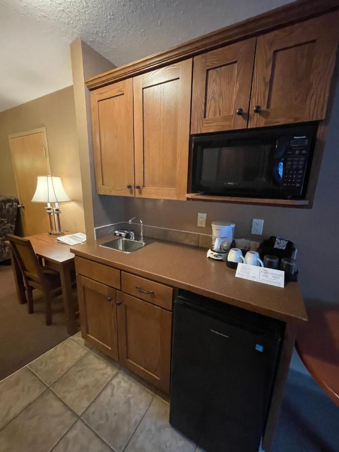 Elkwater Lake Lodge And Resort Экстерьер фото