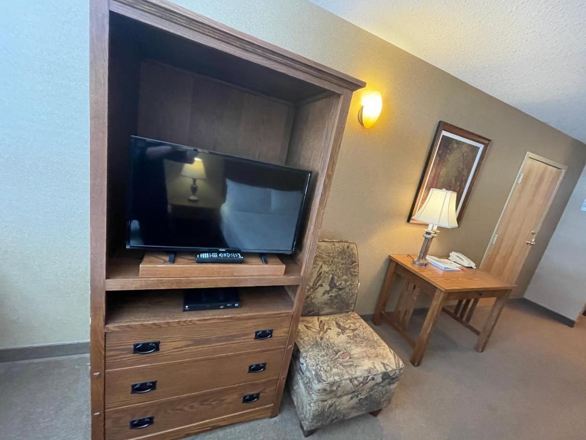 Elkwater Lake Lodge And Resort Экстерьер фото