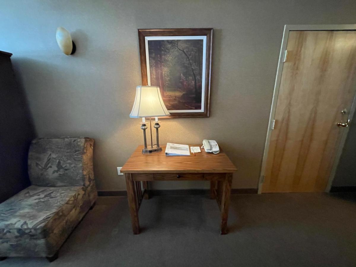 Elkwater Lake Lodge And Resort Экстерьер фото
