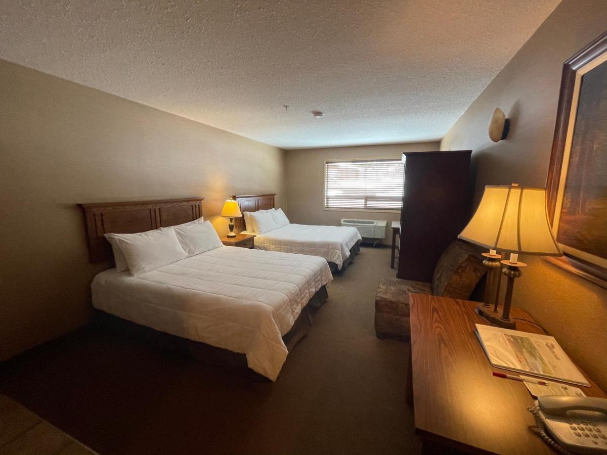 Elkwater Lake Lodge And Resort Экстерьер фото
