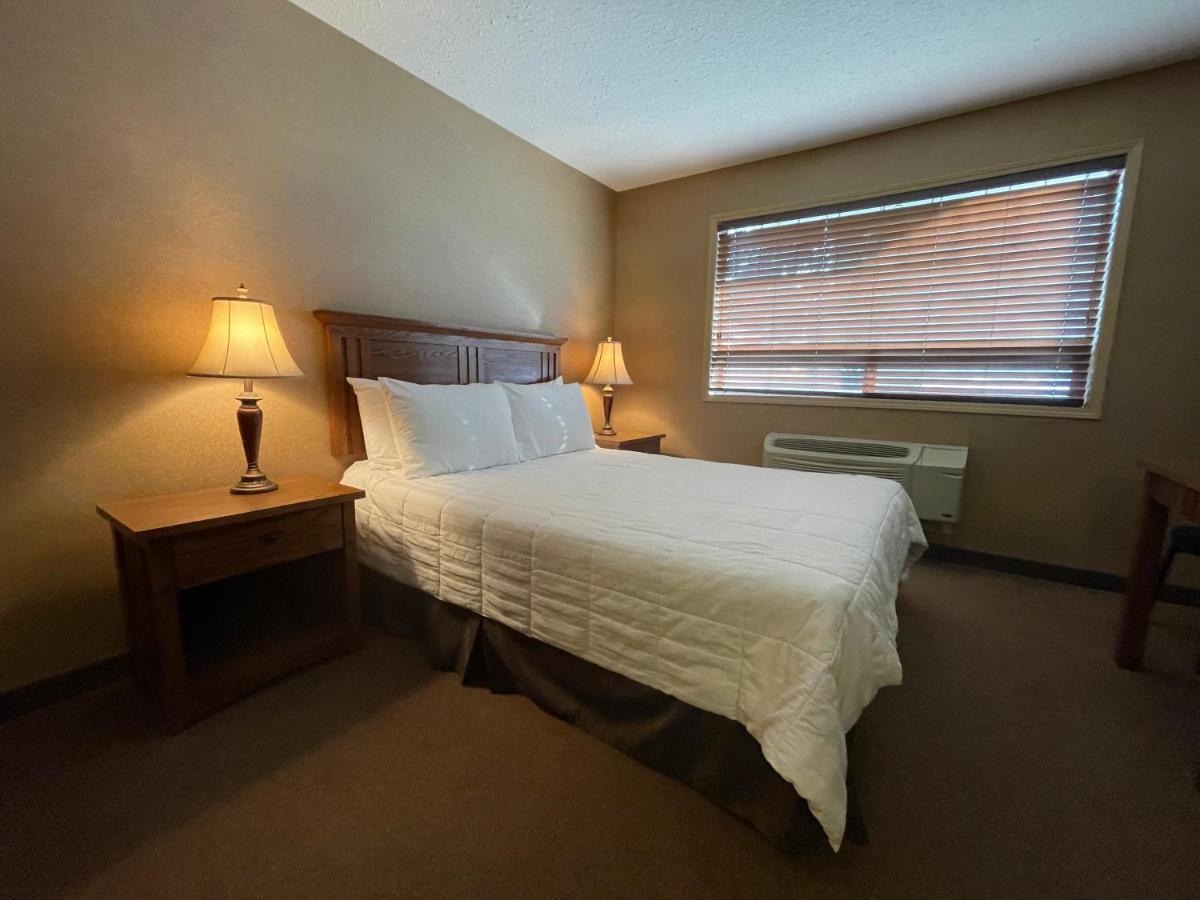 Elkwater Lake Lodge And Resort Экстерьер фото