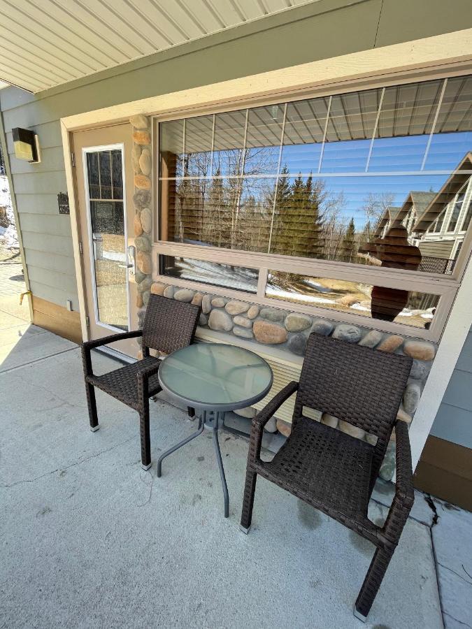 Elkwater Lake Lodge And Resort Экстерьер фото