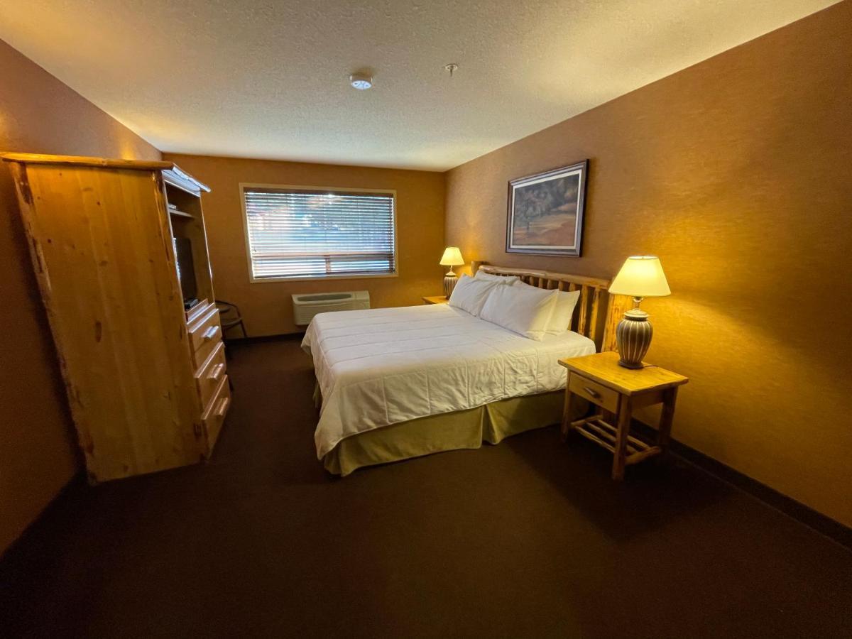 Elkwater Lake Lodge And Resort Экстерьер фото