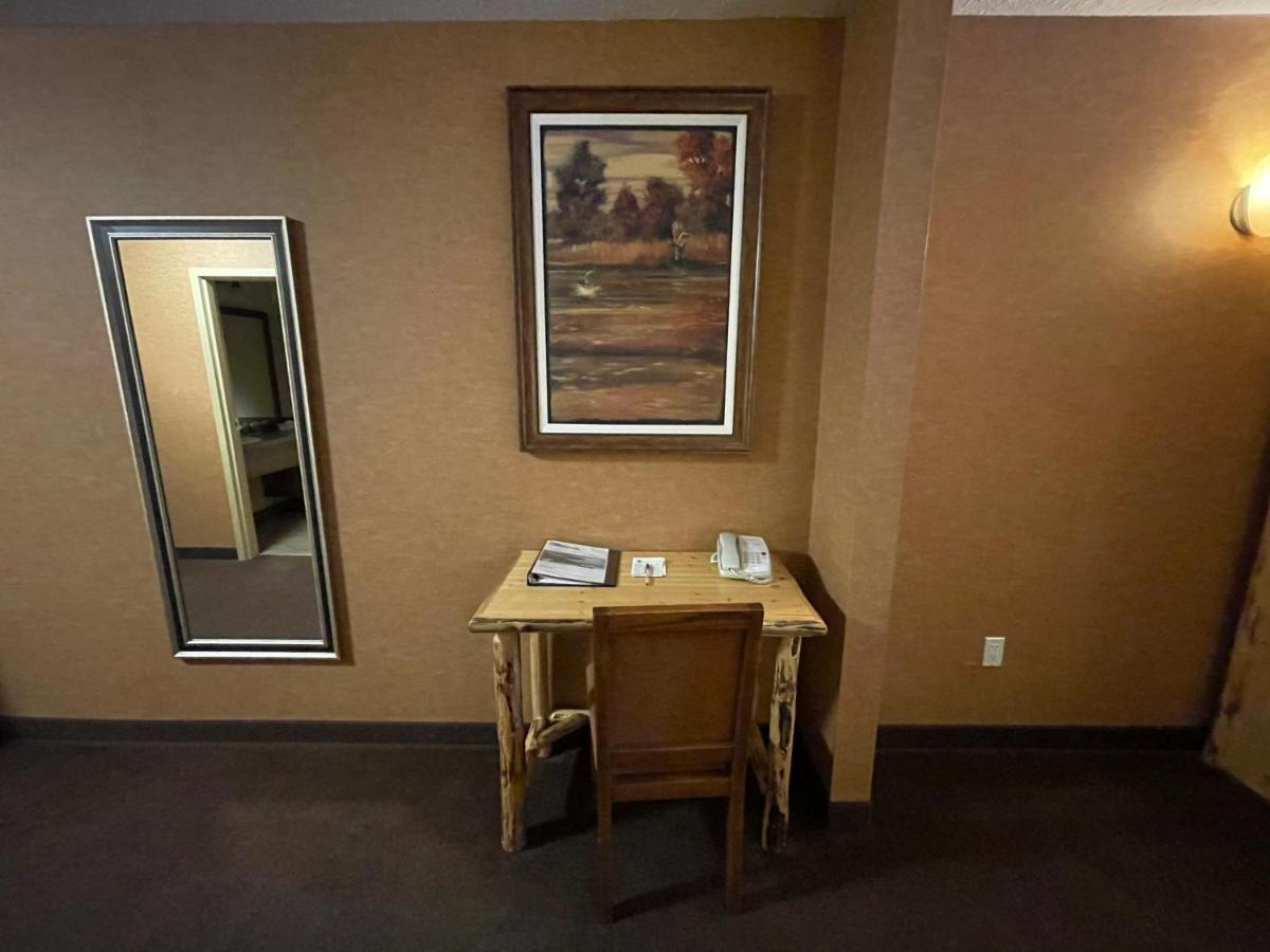 Elkwater Lake Lodge And Resort Экстерьер фото