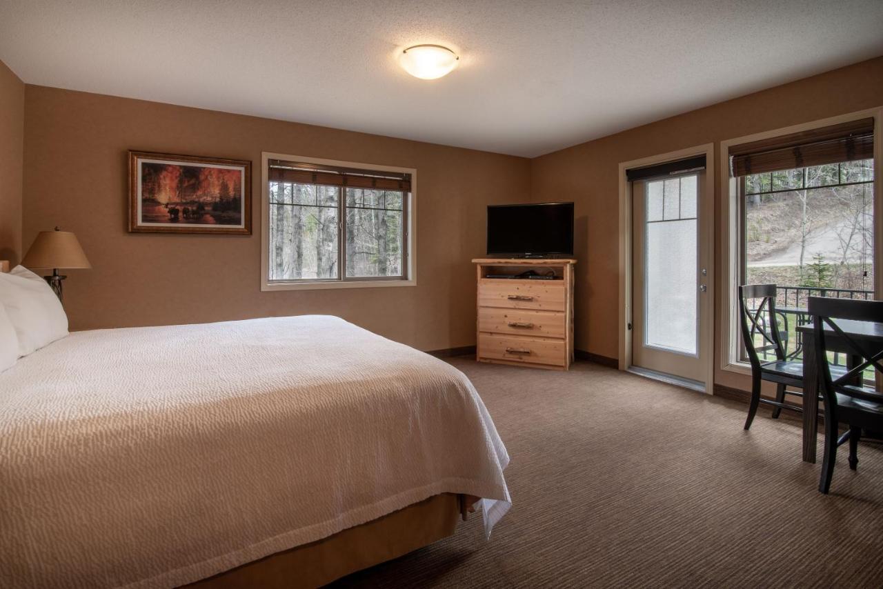 Elkwater Lake Lodge And Resort Экстерьер фото