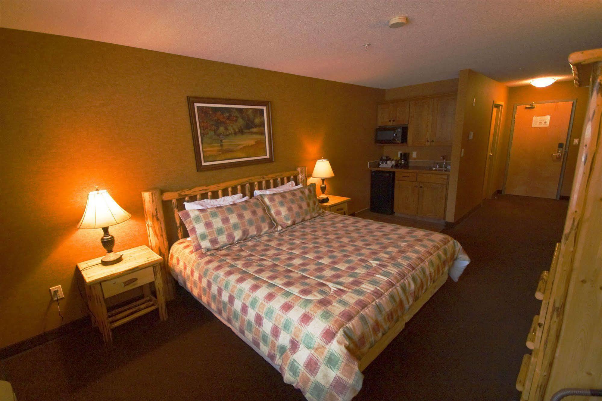Elkwater Lake Lodge And Resort Экстерьер фото